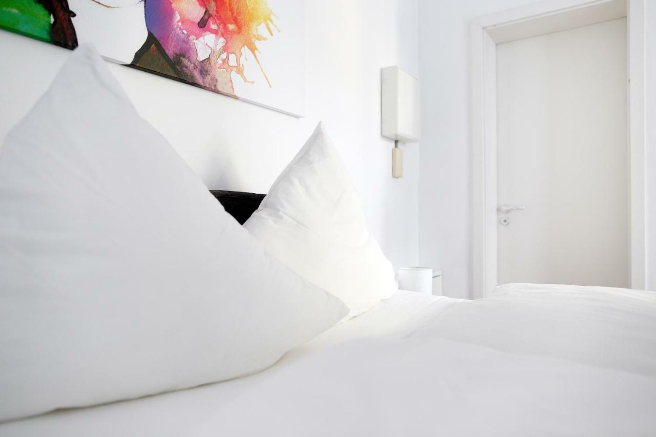 Swine By Rockchair Apartments L Superhost Status L Cozy Family & Business Flair In City Center "Mitte" Modern Studio Boxspringbed Welcomes You! Berlin Exterior photo